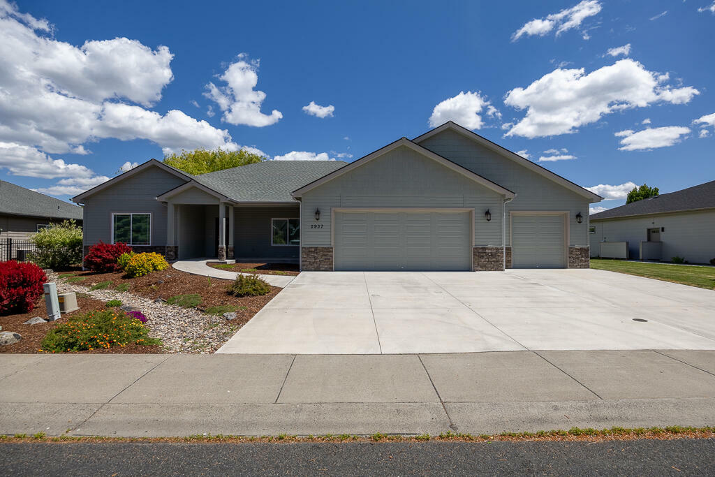 Property Photo: 2937 Front Street OR 97601
