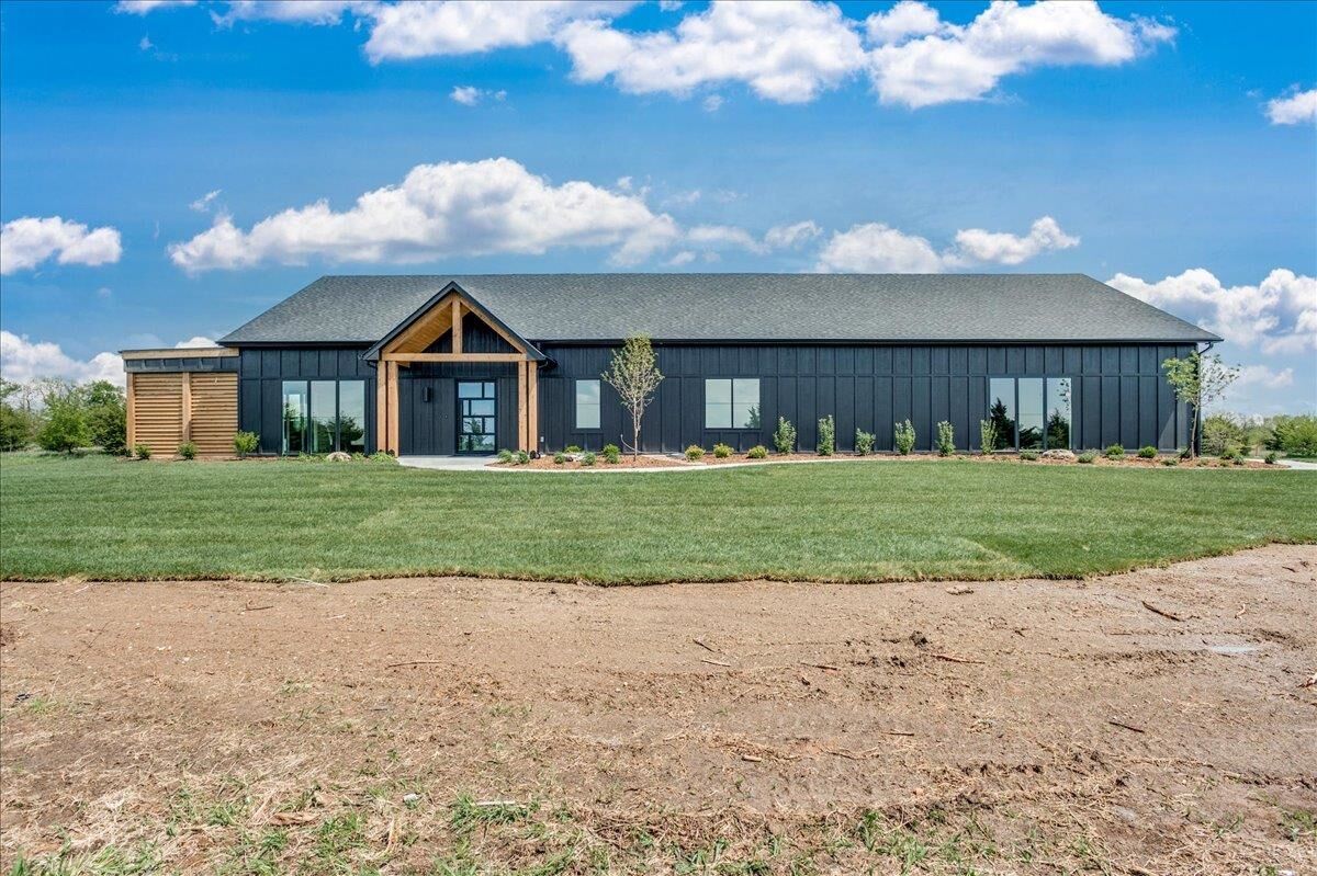 Property Photo:  2440 E Cedar Hill Ct  KS 67147 