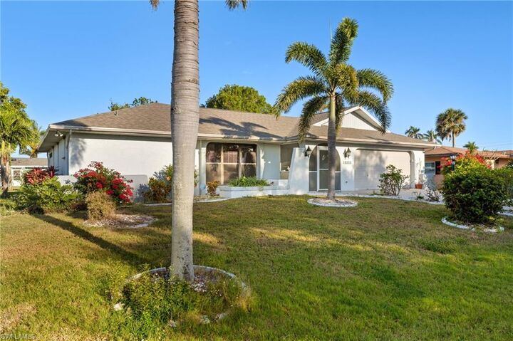 Property Photo:  5223 Glade Ct  FL 33904 