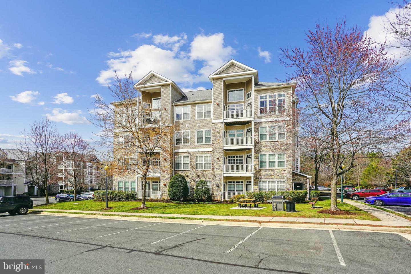 Property Photo: 501 Sunset View Terrace SE 401 VA 20175
