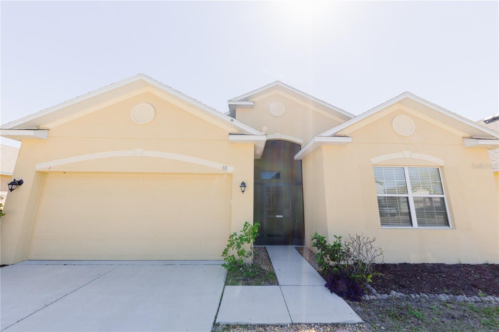 Property Photo:  811 Brenton Leaf Drive  FL 33570 