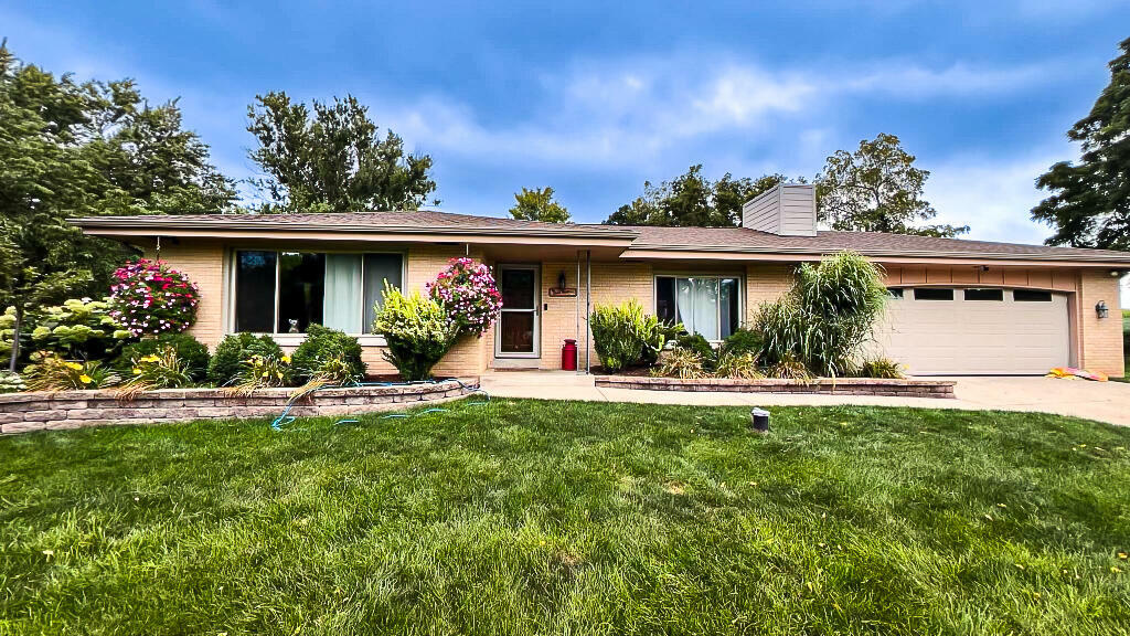 Property Photo: W243s10280 Meadow Cir WI 53103