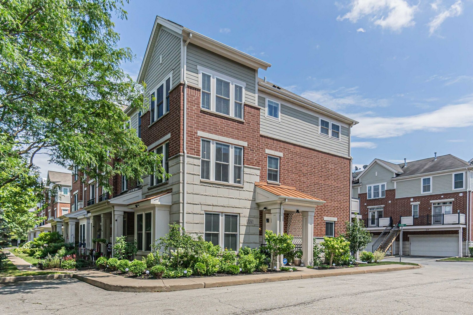 226 W Hyde Street 8-4  Arlington Heights IL 60005 photo