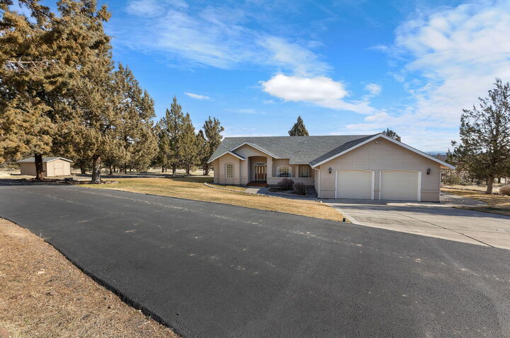 Property Photo:  1575 NW Galloway Avenue  OR 97760 