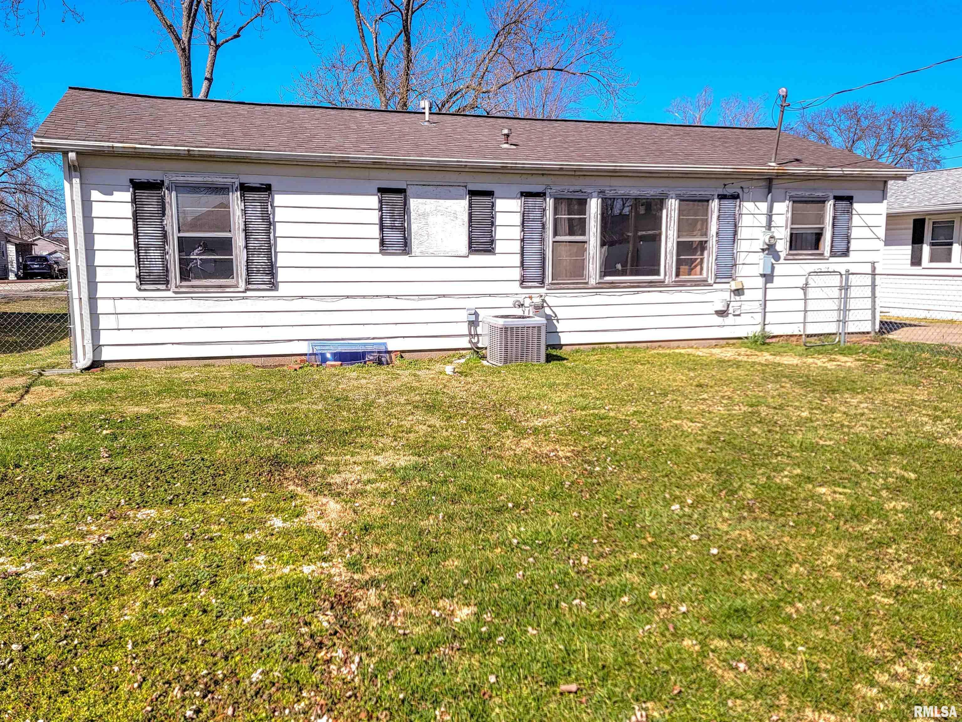 Property Photo: 834 E 4th Street IL 62839