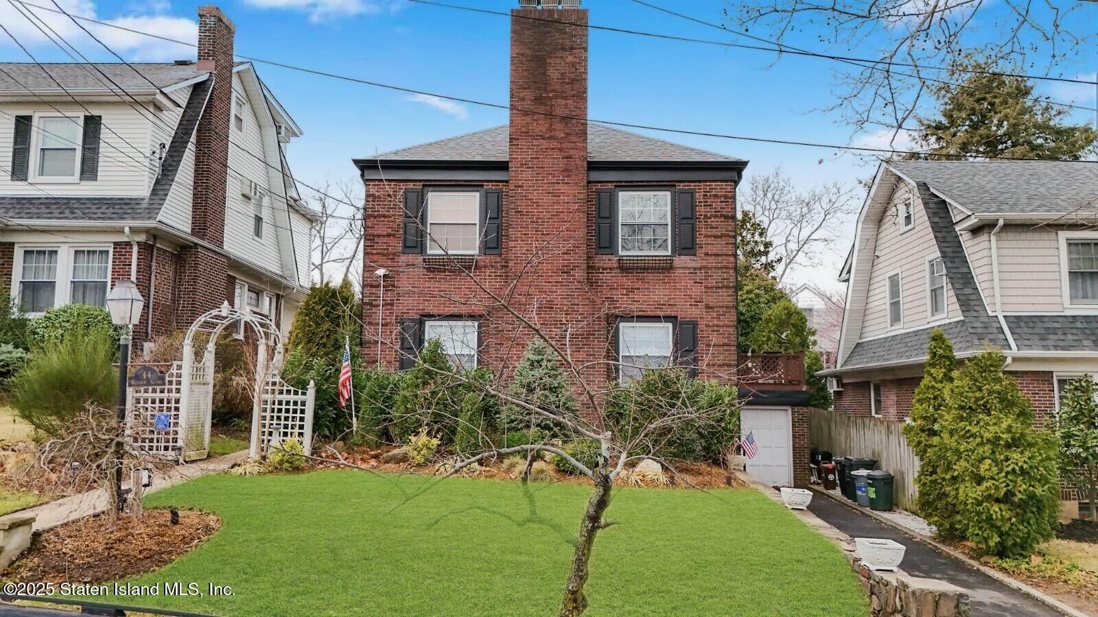 Property Photo:  44 Westbury Avenue  NY 10301 