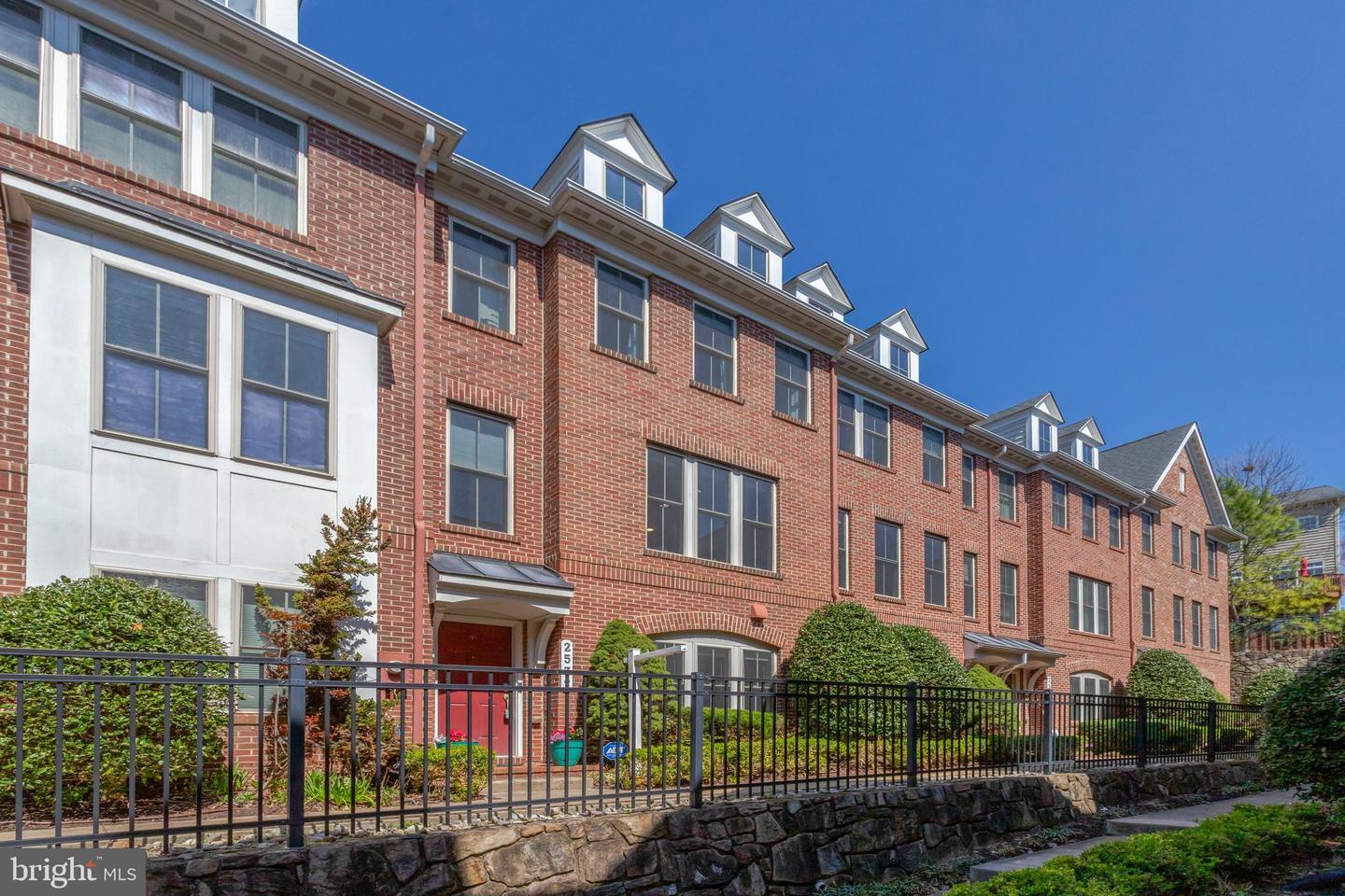 Property Photo: 2537 S Kenmore Court VA 22206