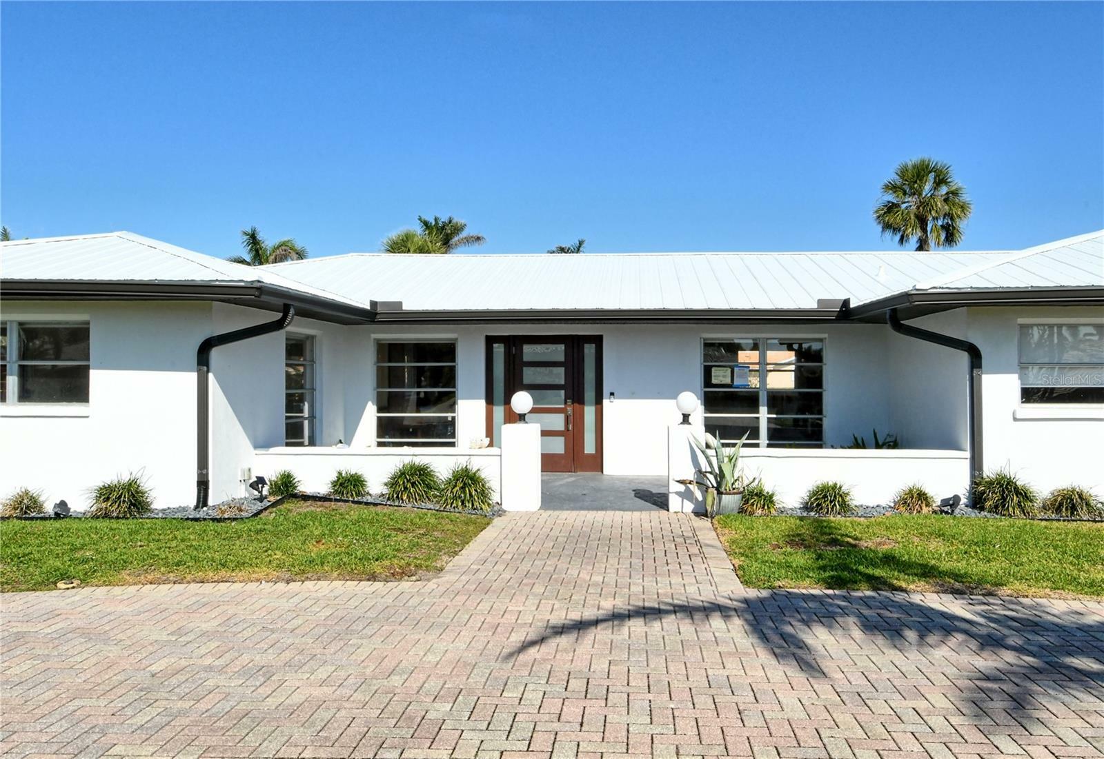 Property Photo: 537 Gunwale Lane FL 34228