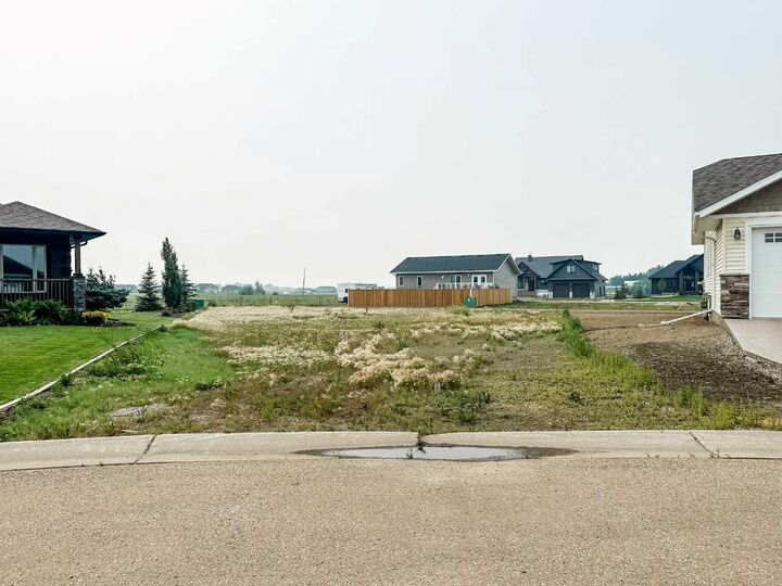 Property Photo: 6927 Meadowview Close AB T4K 1M4