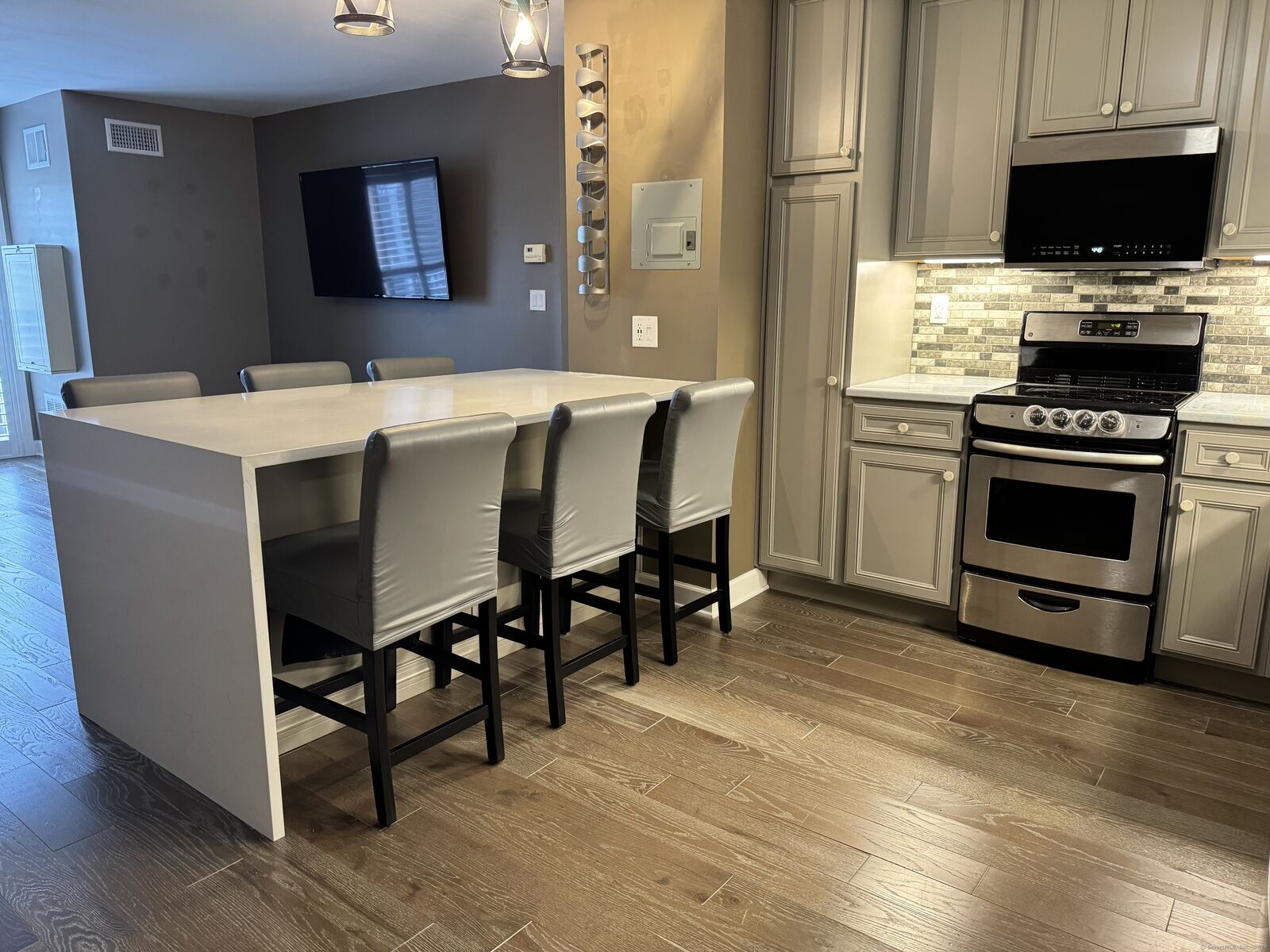 Property Photo: 2408 Harbor View Drive 2408 CT 06067