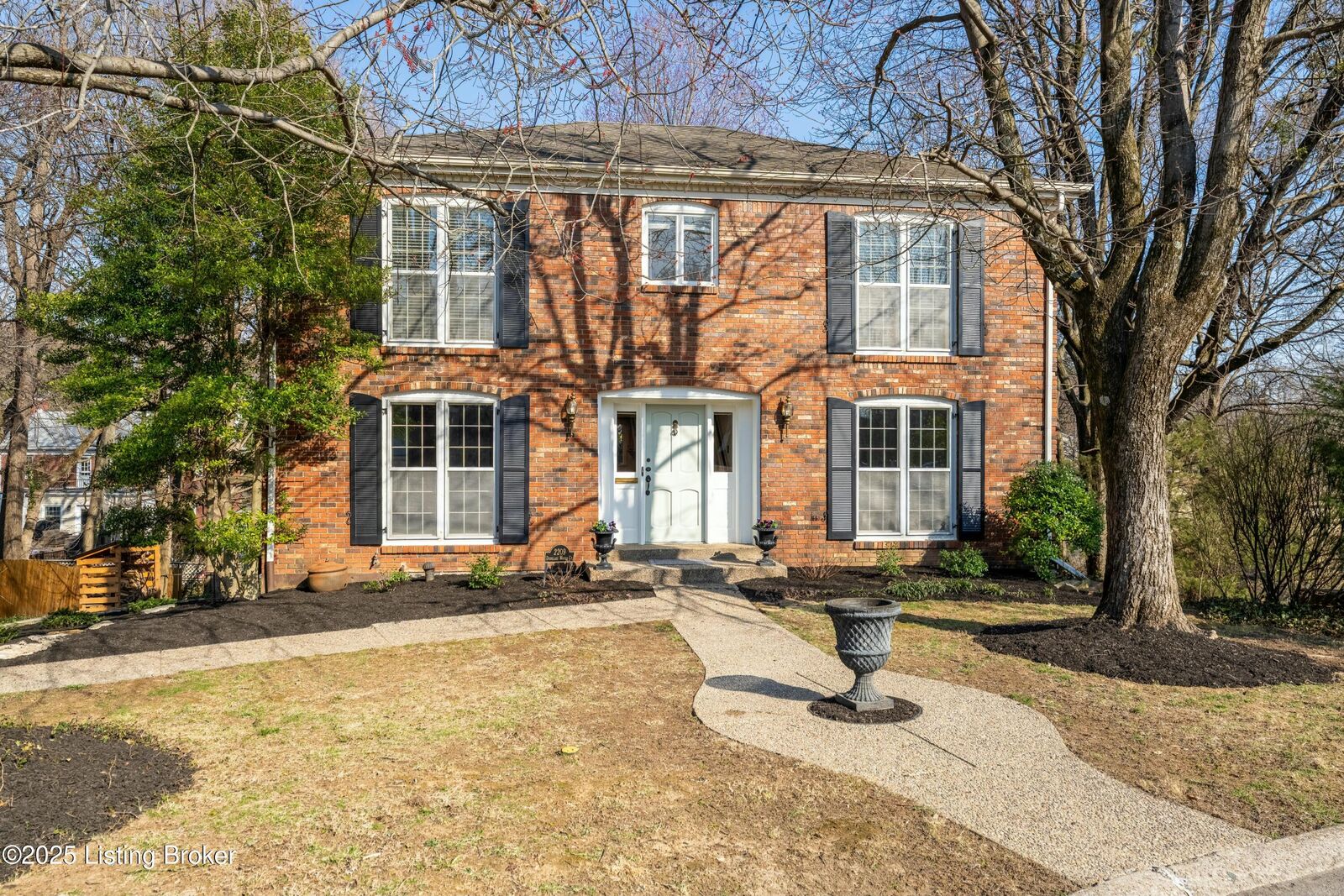 Property Photo: 2209 Douglass Woods Ct KY 40205