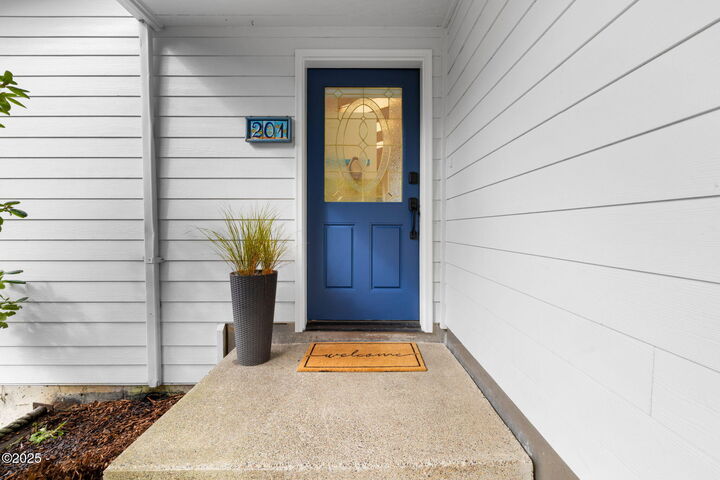 Property Photo:  201 NE Williams Avenue  OR 97341 
