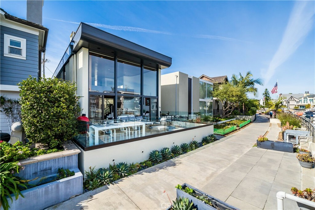Property Photo: 84 Rivo Alto Canal CA 90803