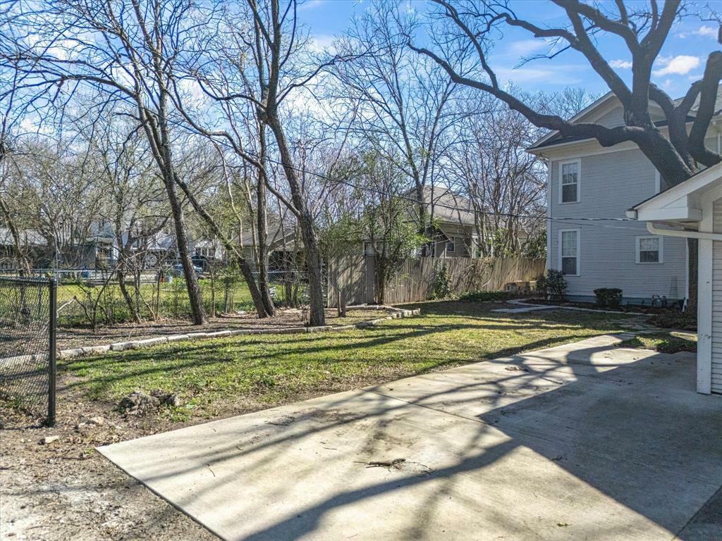 Property Photo: 119 E University Avenue TX 75165