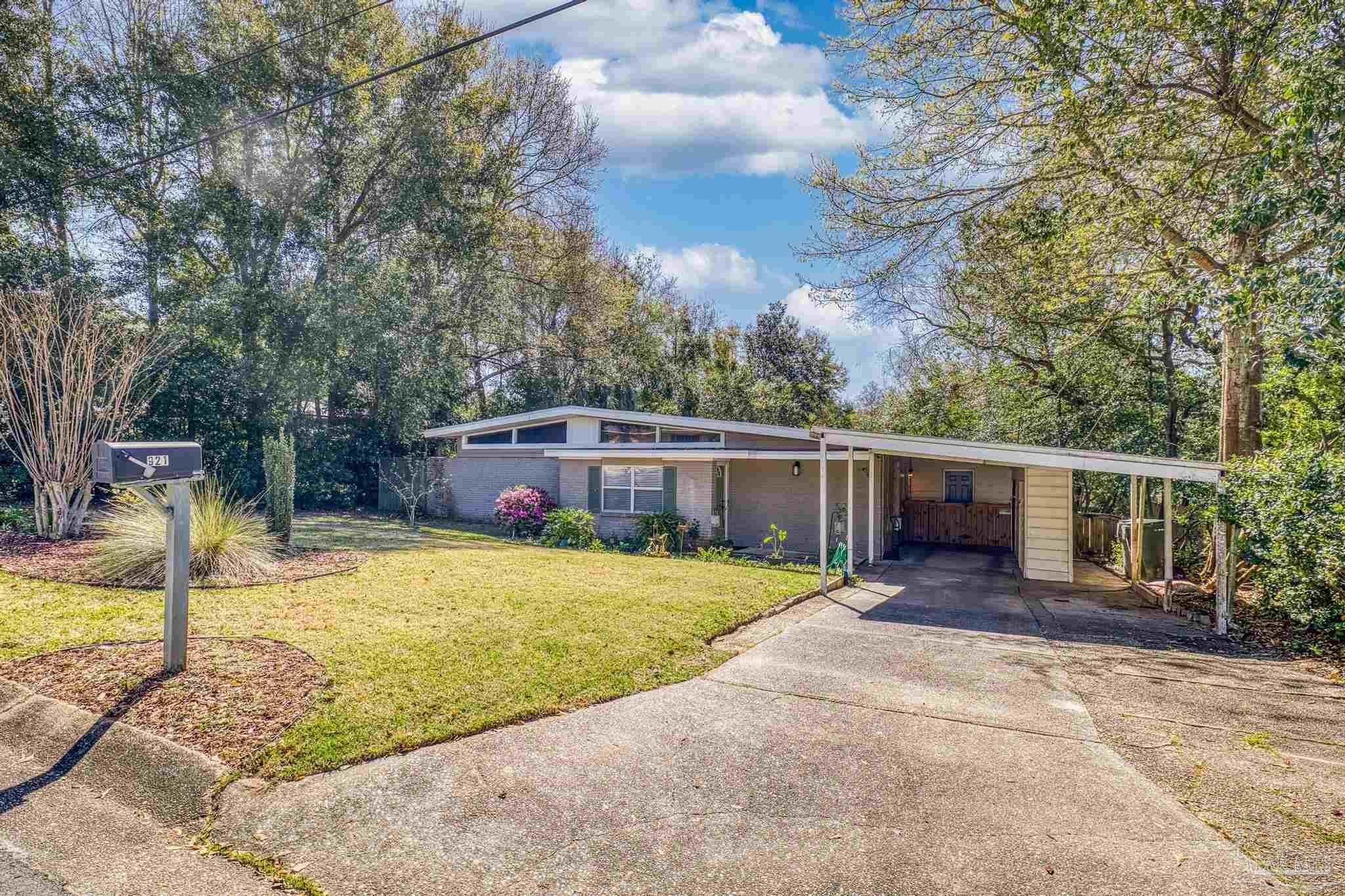 Property Photo: 921 Lagoon Dr FL 32505