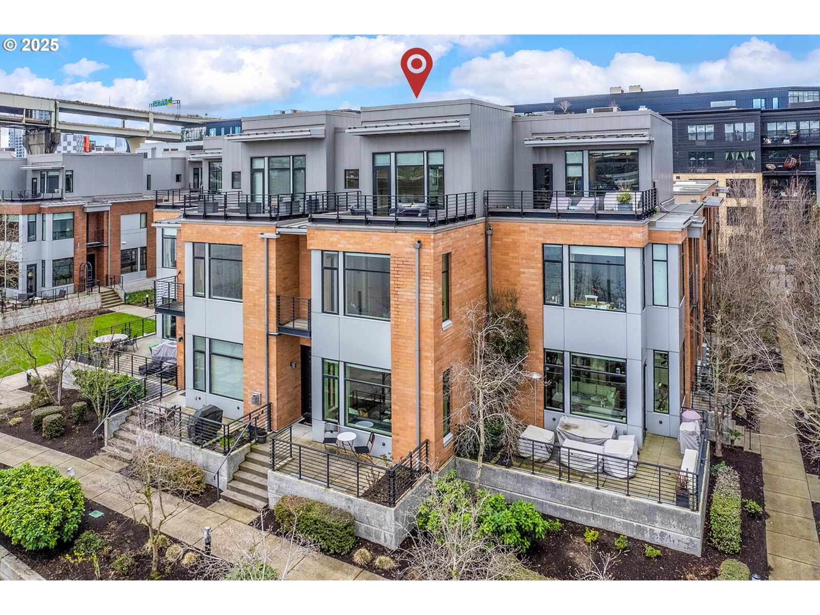 Property Photo: 1660 NW Riverscape Dr OR 97209