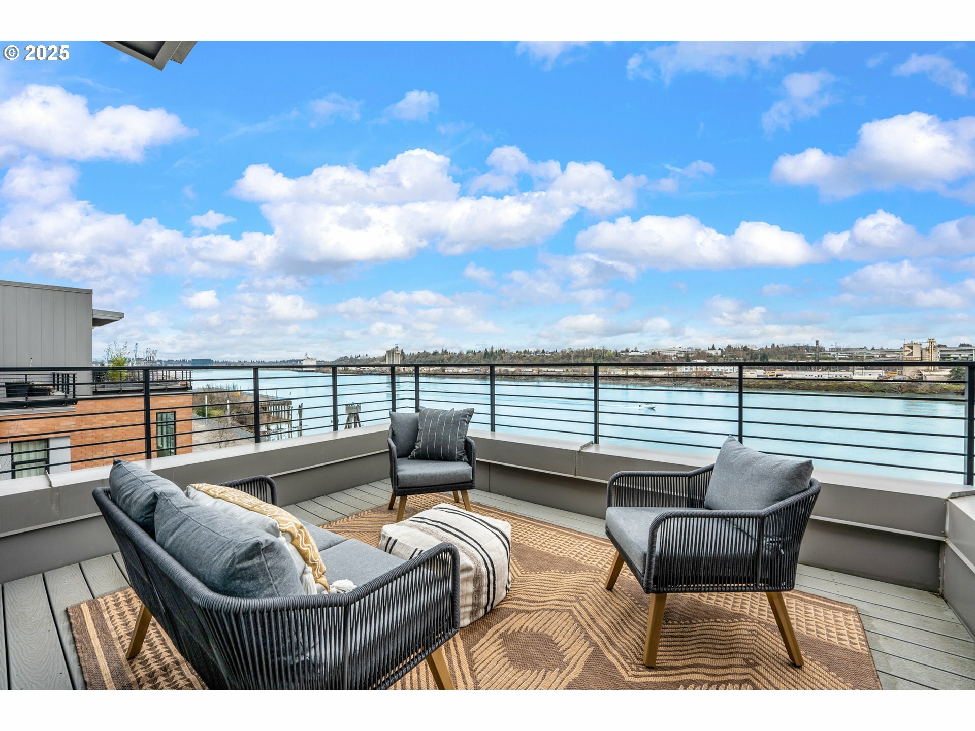 Property Photo: 1660 NW Riverscape Dr OR 97209