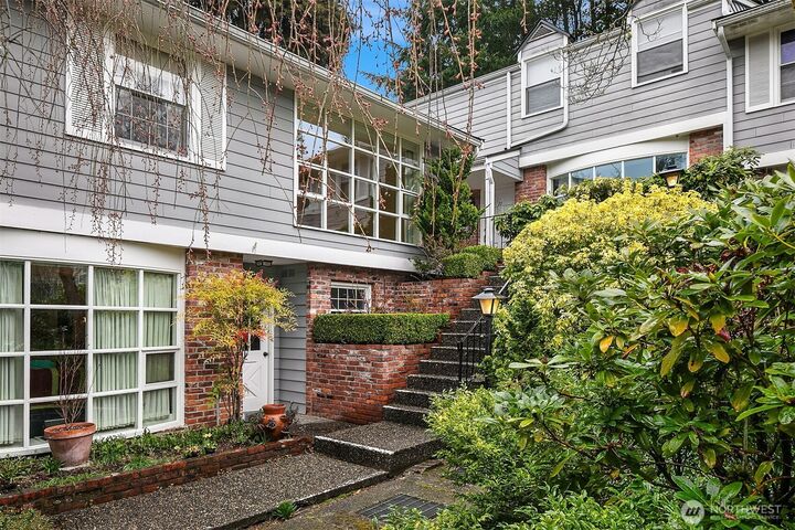 Property Photo:  1420  Bellevue Way SE #9  WA 98004 