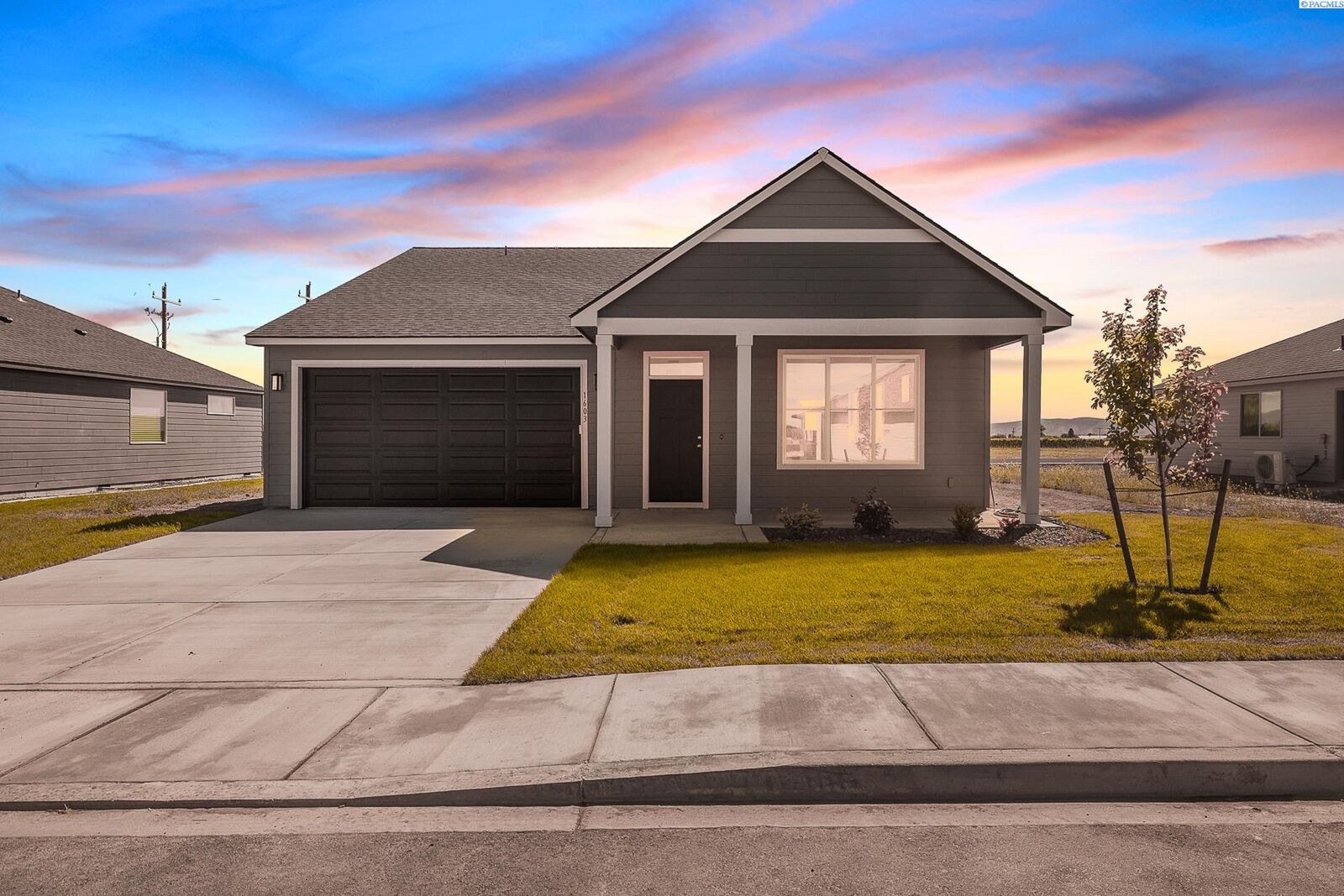 Property Photo:  1603 Diamond Ave  WA 98930 