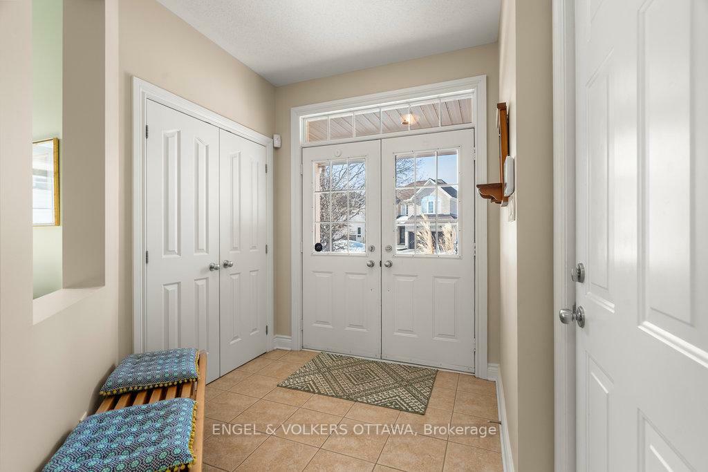 Property Photo: 7 Knotwood Court ON K2J 5E5