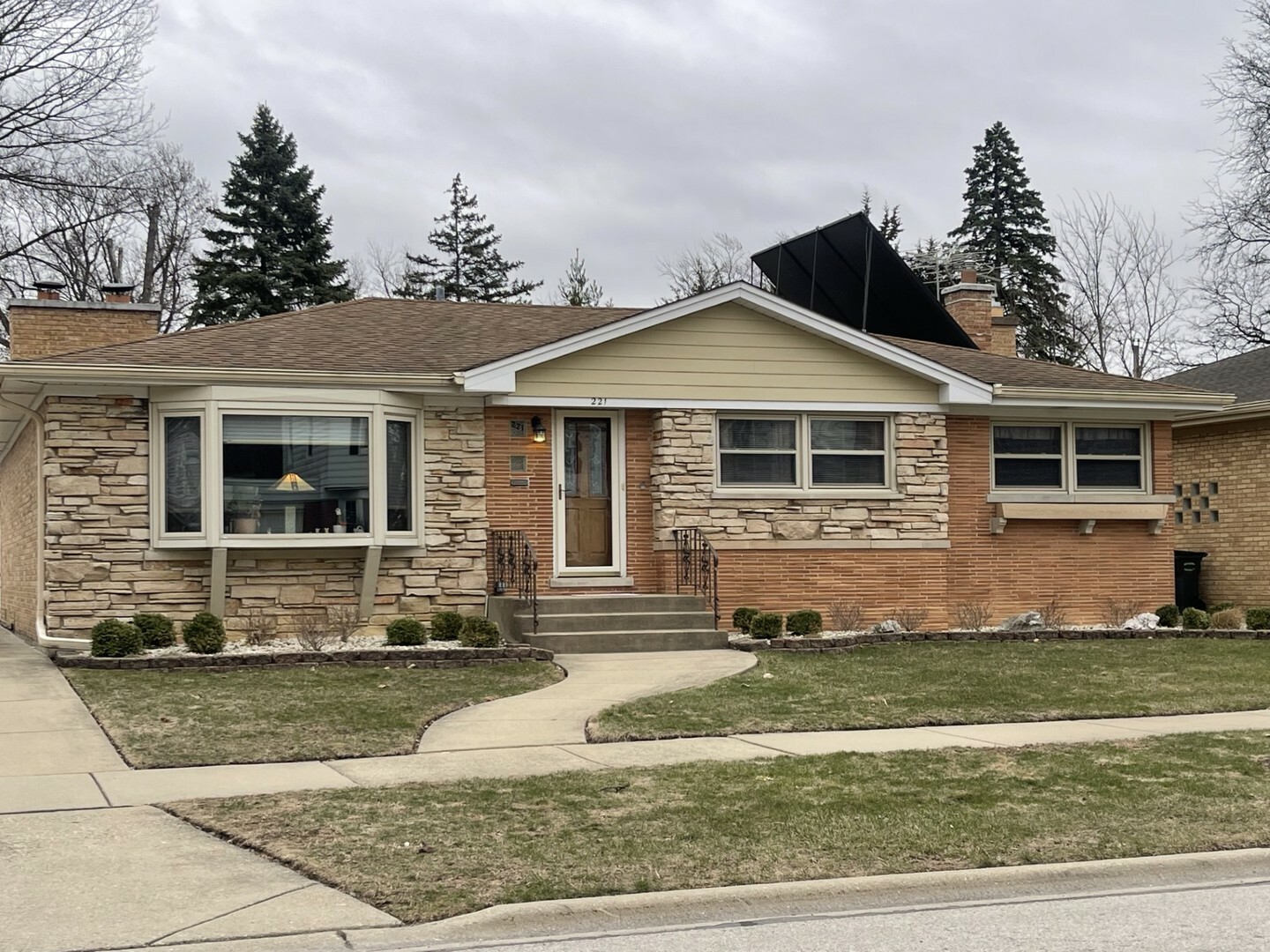 Property Photo: 221 S Gibbons Avenue IL 60004