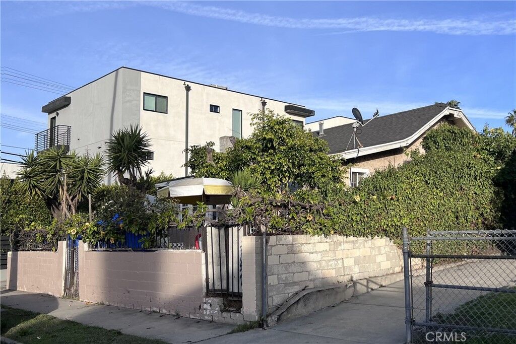 Property Photo: 1420 S Cloverdale Avenue CA 90019