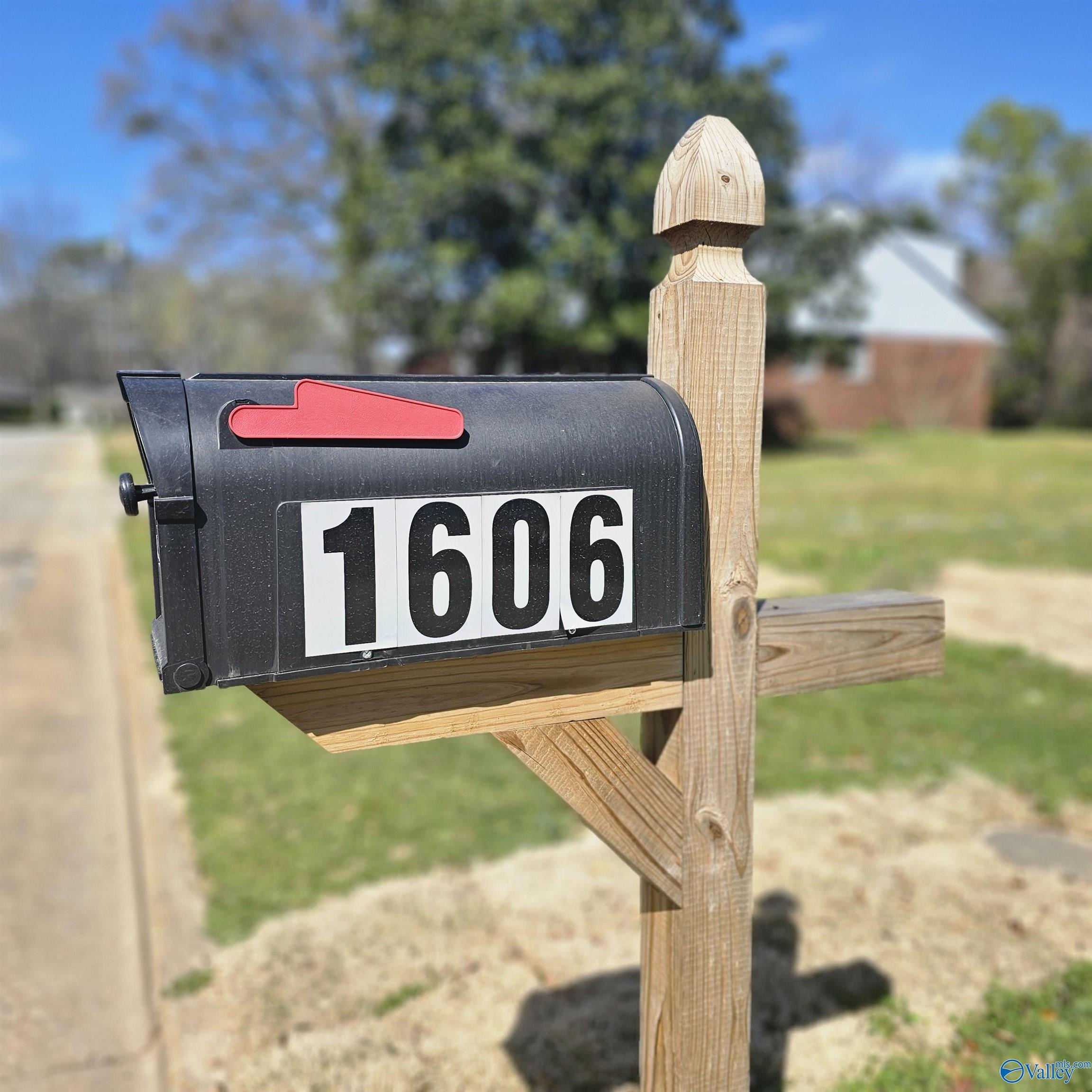 Property Photo:  1606 Chenault Drive SE  AL 35601 