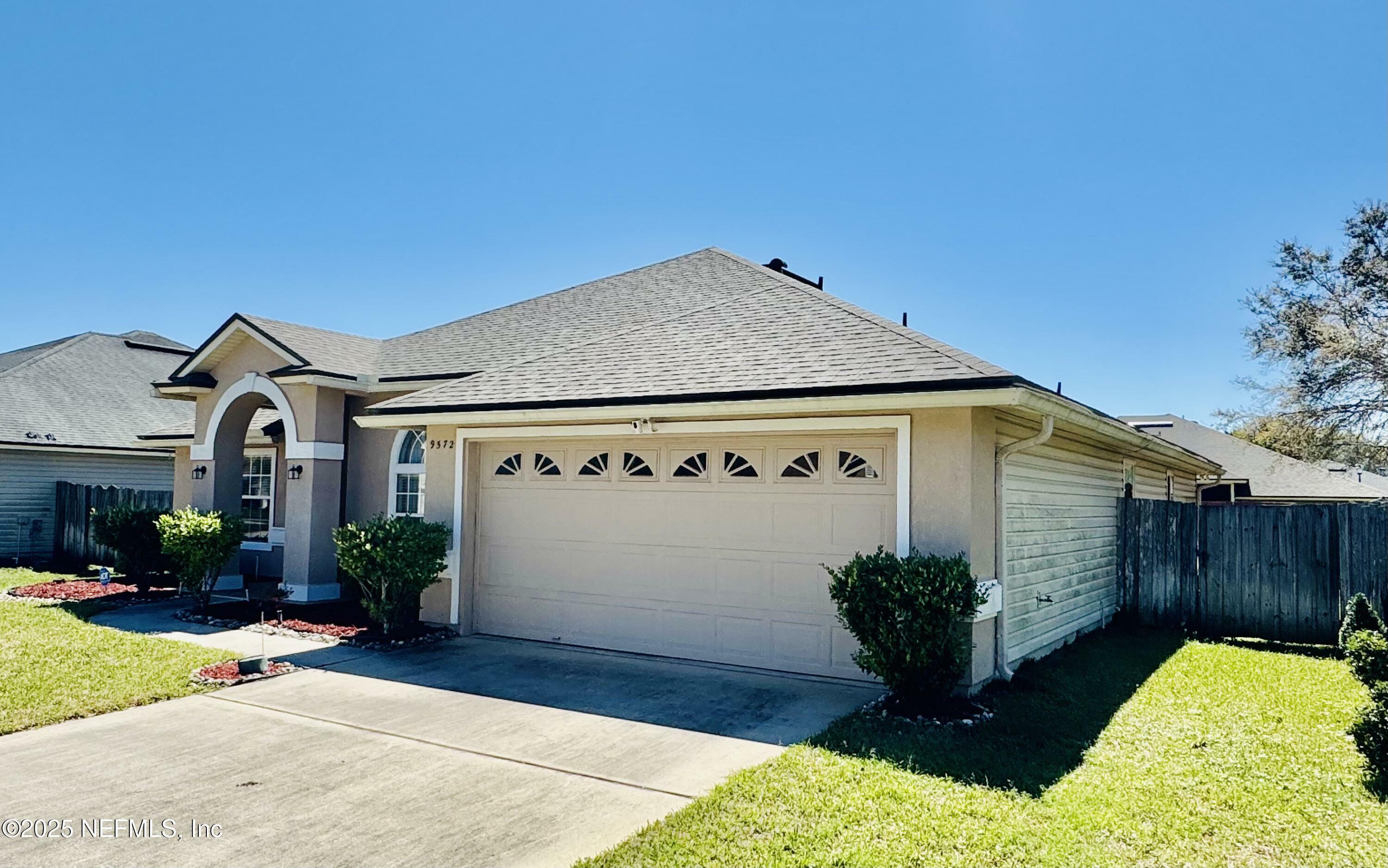 Property Photo: 9572 Maidstone Mill Drive W FL 32244