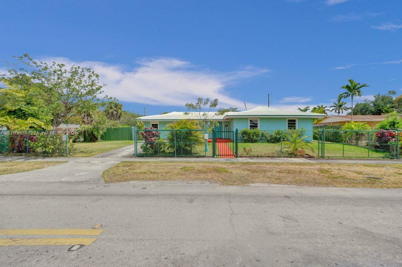 Property Photo: 16001 SW 98th Ave FL 33157