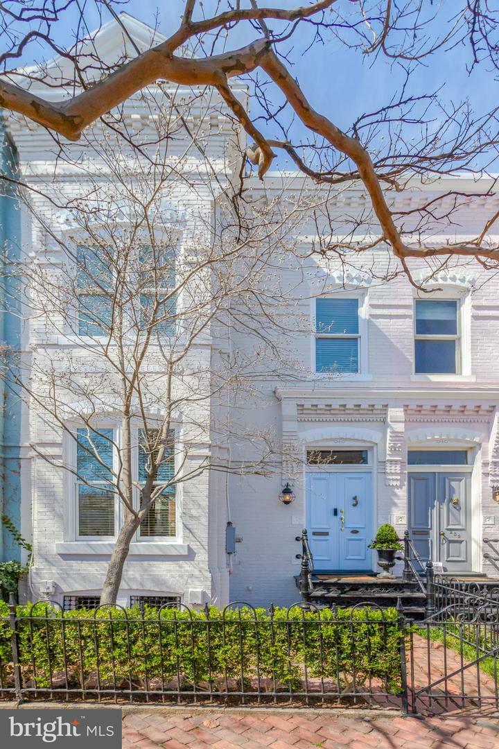 Property Photo: 230 N Saint Asaph Street VA 22314