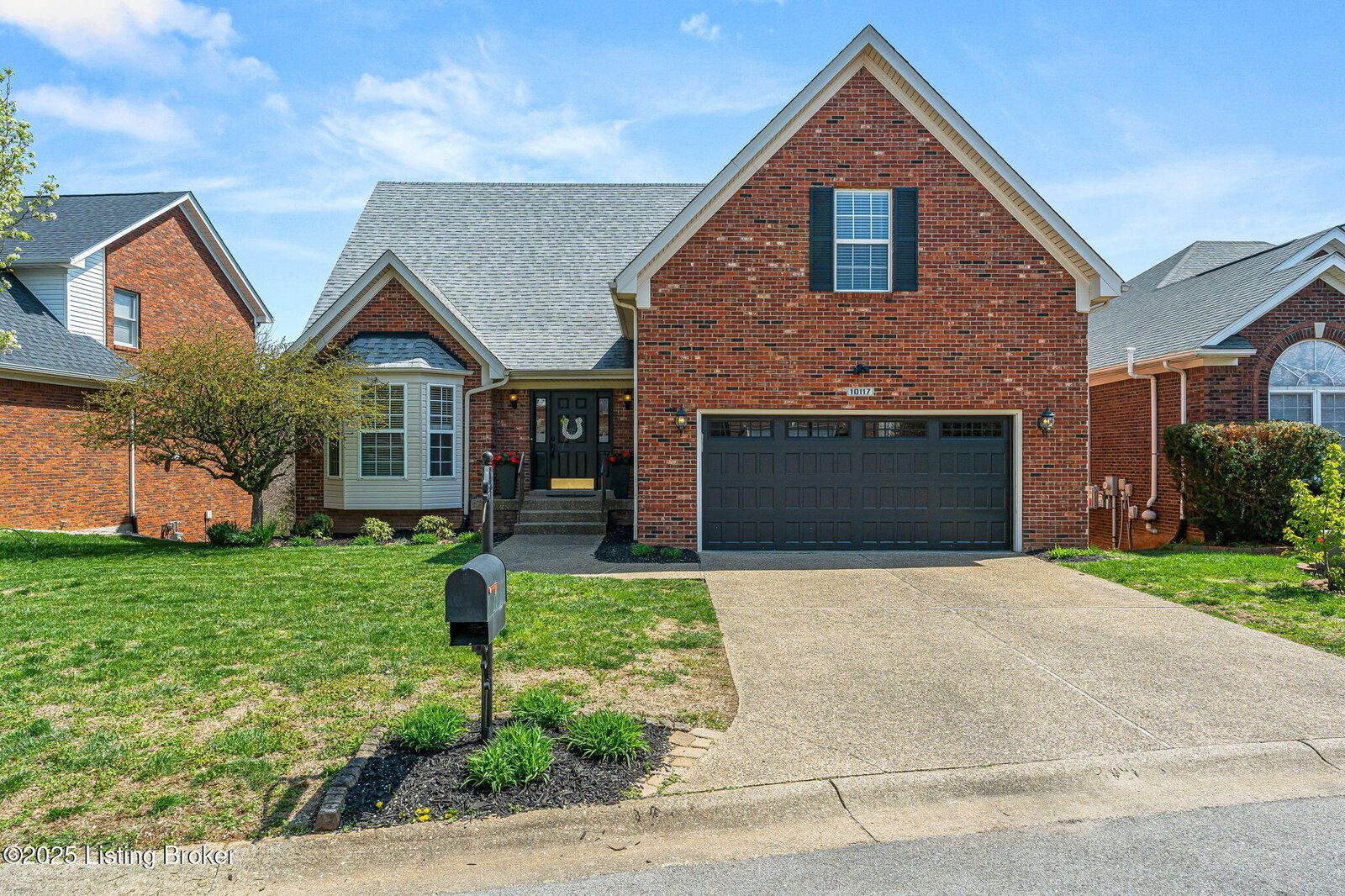 Property Photo:  10117 Springhurst Gardens Cir  KY 40241 
