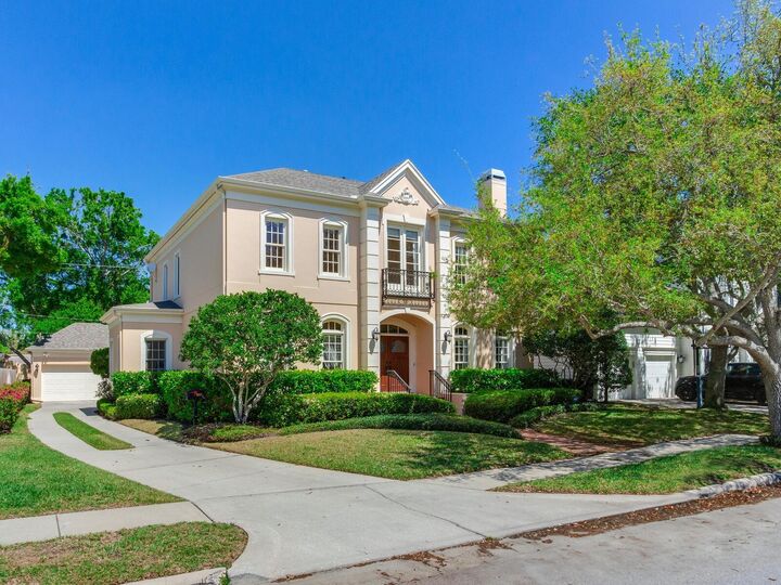 Property Photo: 2927 W Bayshore Court FL 33611