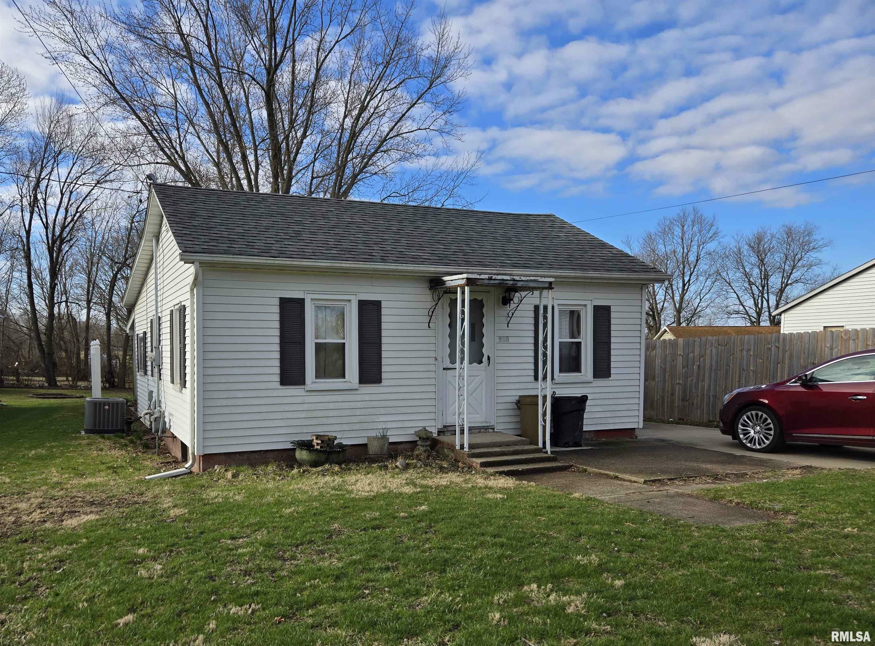 910 Old West Locust Street  Canton IL 61520 photo