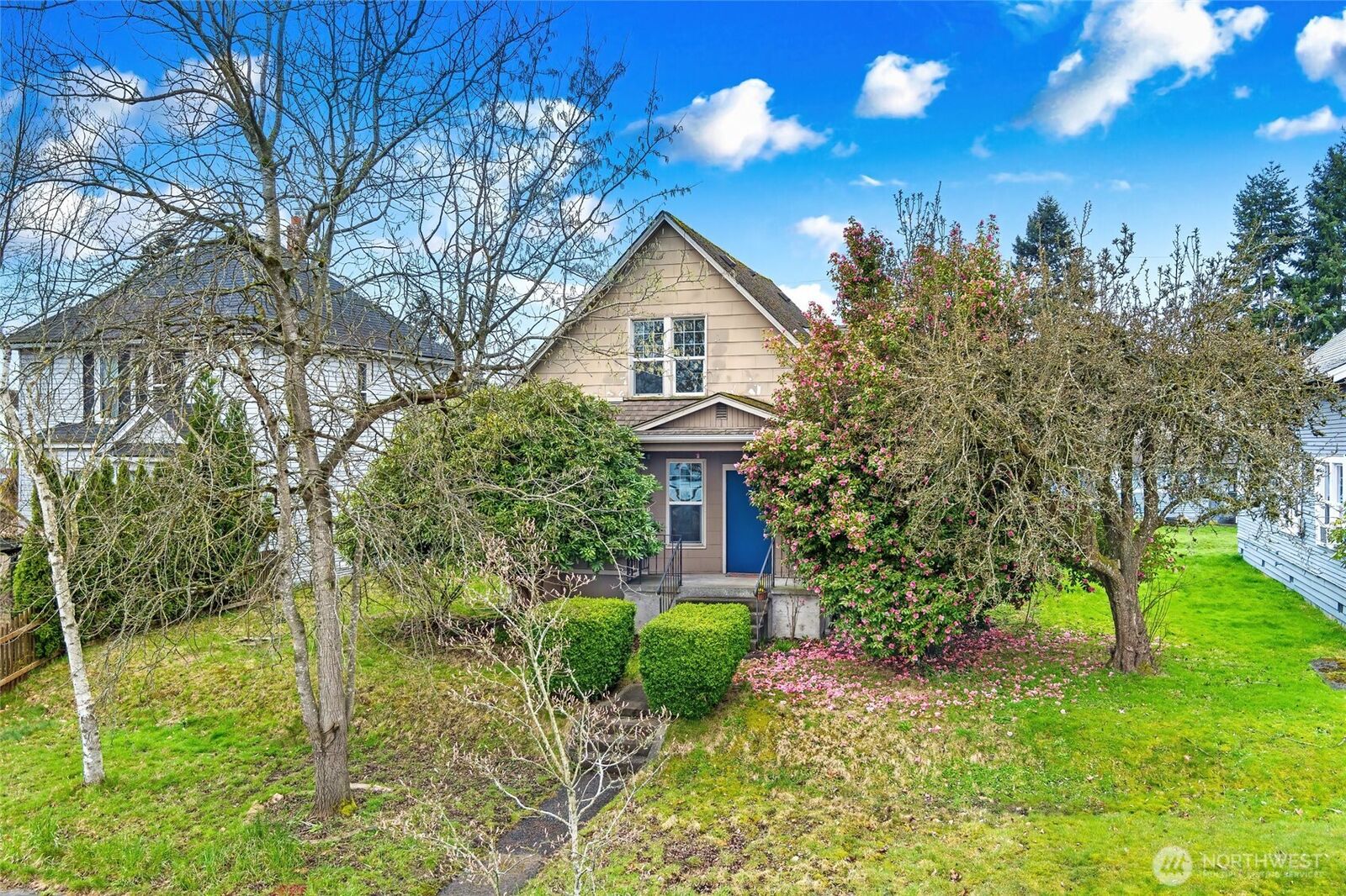 Property Photo:  2418  Chestnut Street  WA 98201 