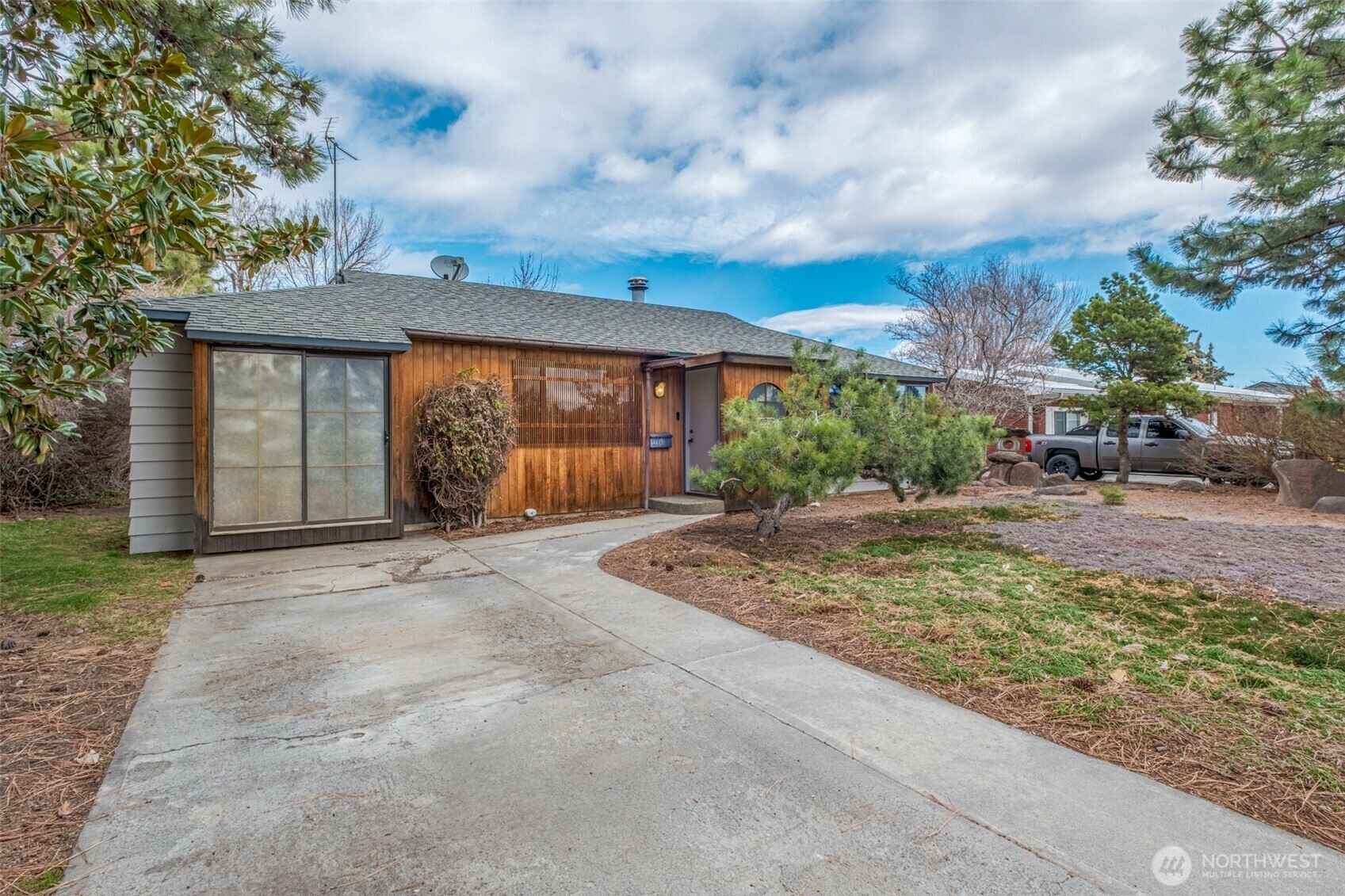 Property Photo: 219 K Street SW WA 98848