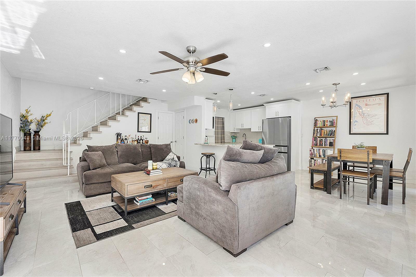Property Photo: 8 Hathaway Ln FL 33305