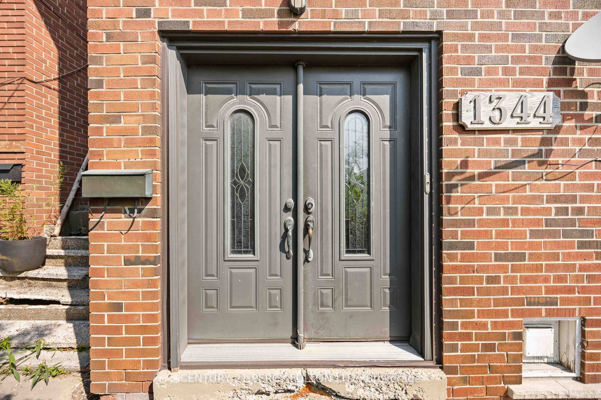Photo de la propriété: 1344 Davenport Road ON M6H 2G9