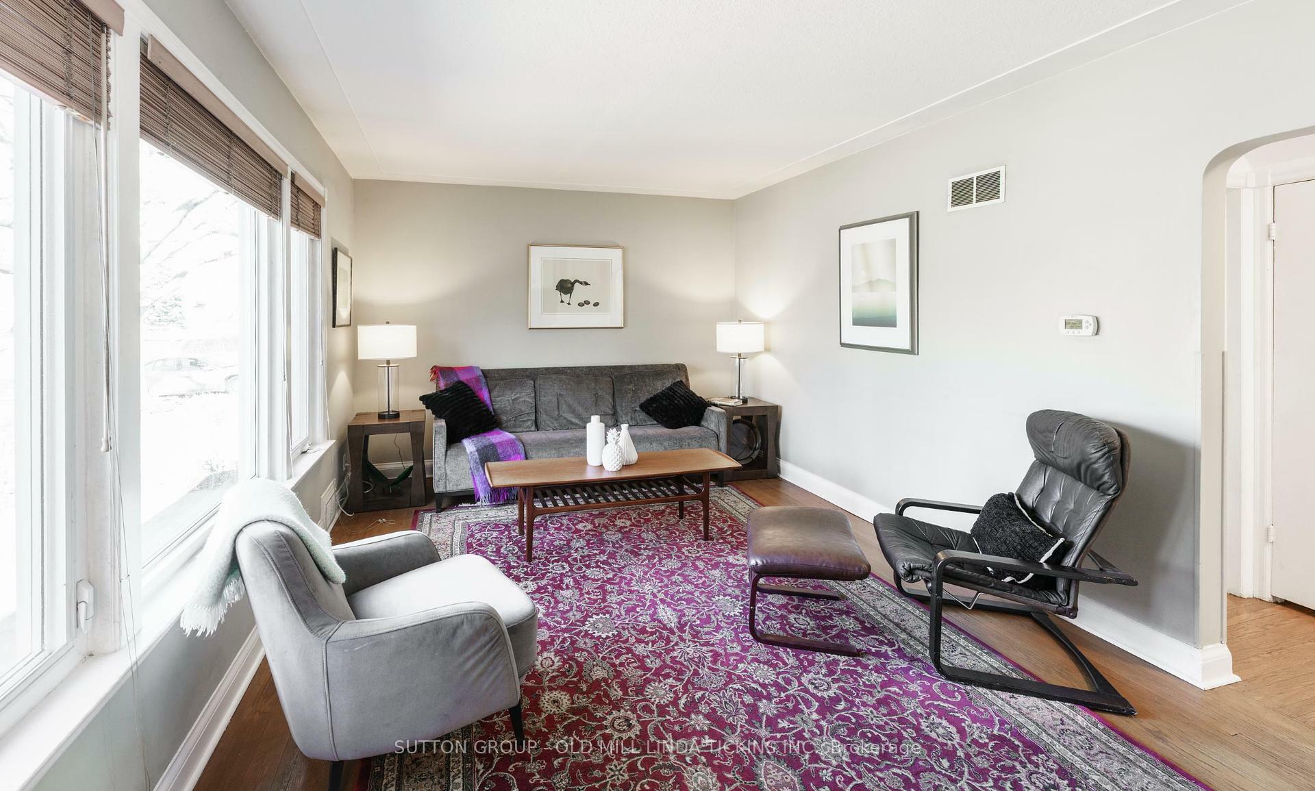 Photo de la propriété: 31 Kenway Road ON M8Z 4W9