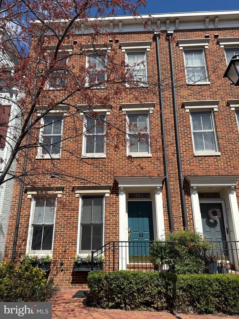 Property Photo: 421 Oronoco Street VA 22314