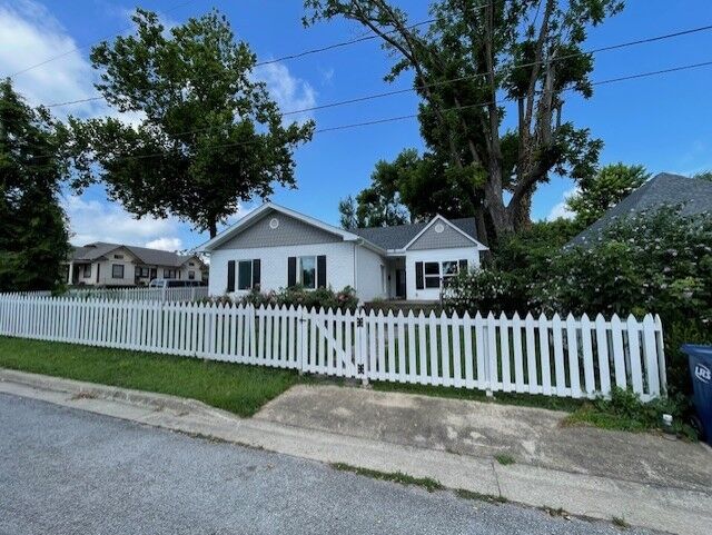 202 N 6th Street  Rogers AR 72756 photo