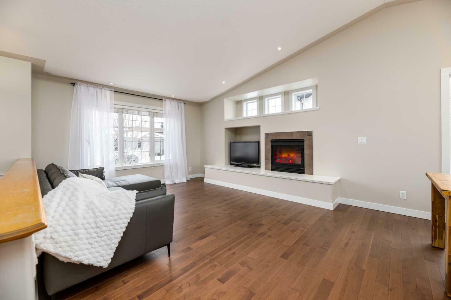 Property Photo: 21 Estella Crescent AB T4L 2P3