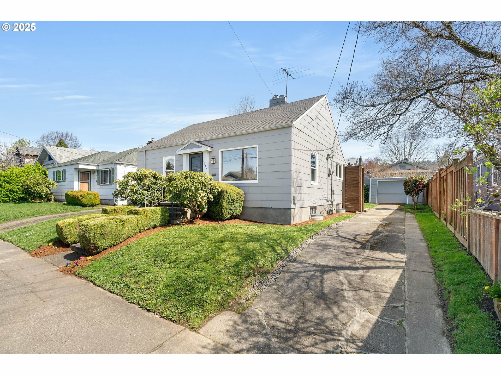 Property Photo: 1326 SE 49th Ave OR 97215