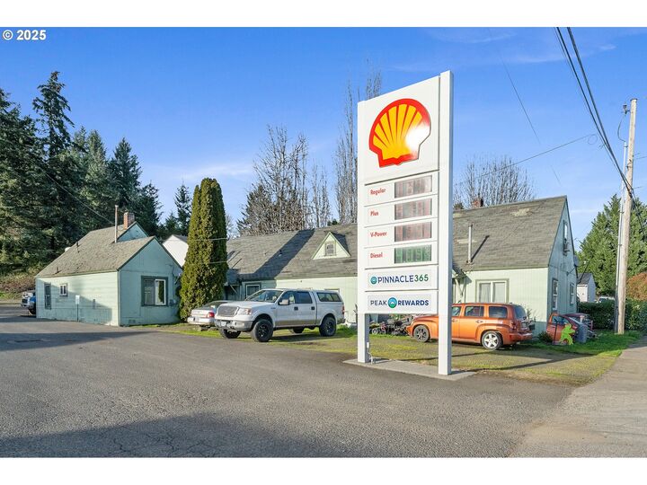 Property Photo:  764 NE Main St  OR 97396 