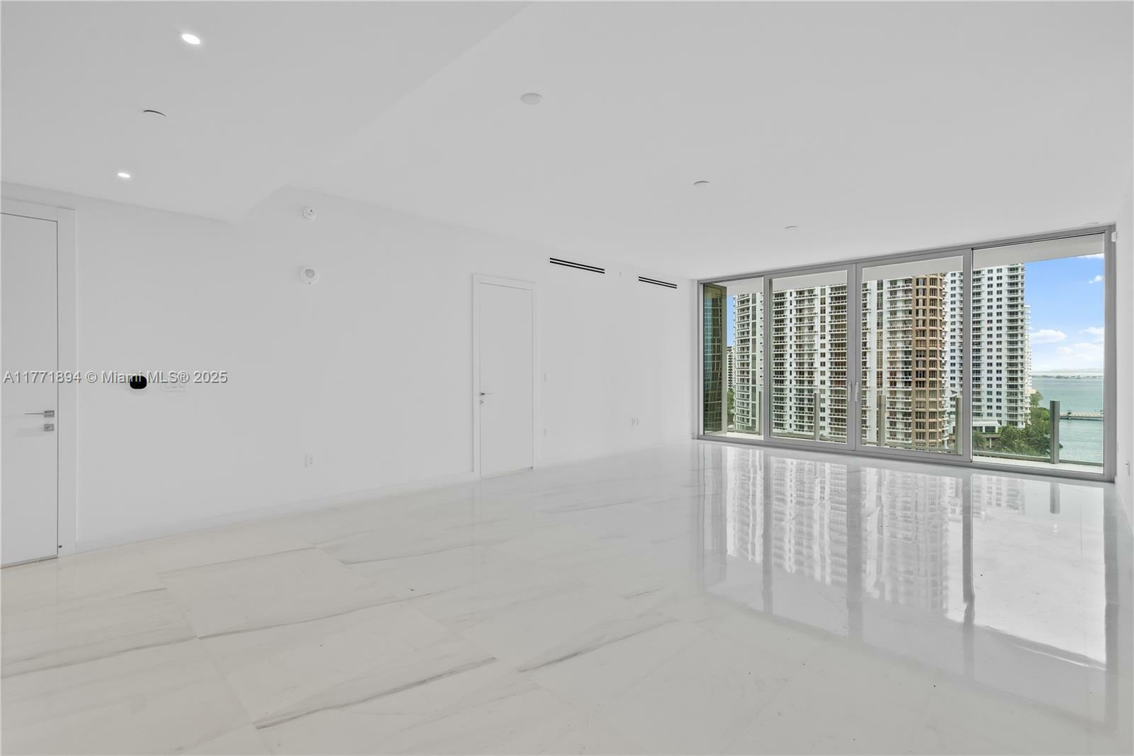 Property Photo: 300 Biscayne Blvd Way 1103 FL 33131