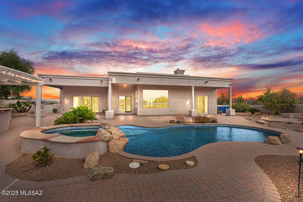 Property Photo:  592 E Corte Pasadera Verde  AZ 85614 