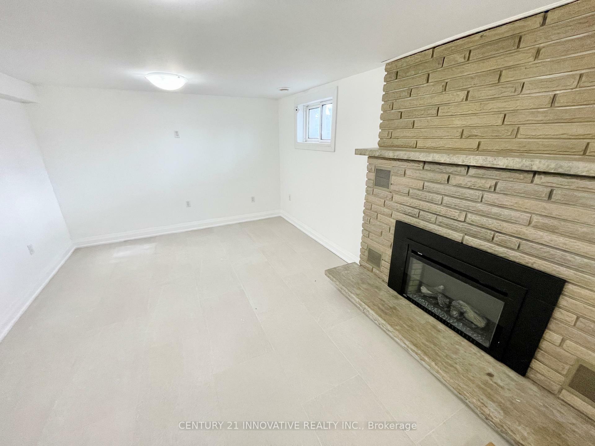 Property Photo: 465 Pineland Avenue ON L6K 1Z6