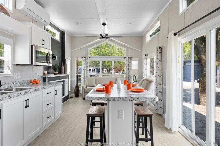 Photo de la propriété:  981 County Rd 2 614  ON N8L 1B4 