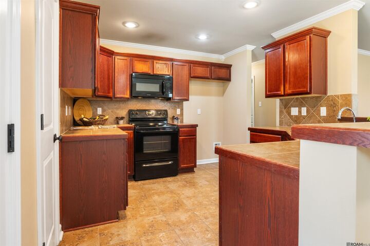 Property Photo:  4848 Lois Dr  LA 70791 