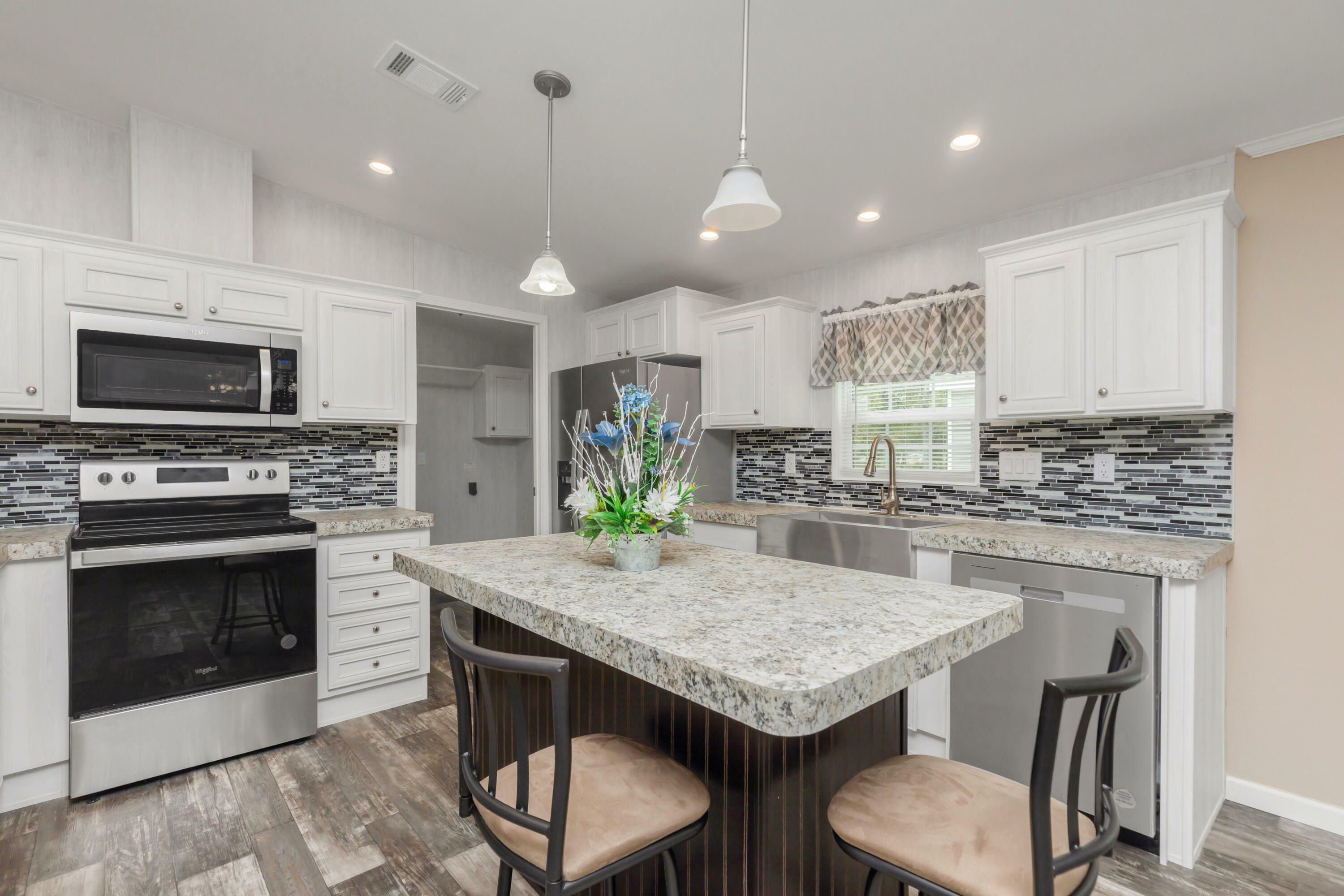 Property Photo:  910 N Lloyd Street  FL 32536 
