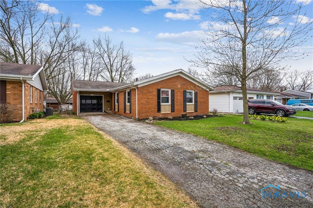 Property Photo: 421 Edinborough Drive OH 45840